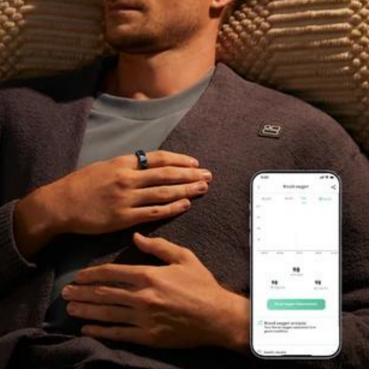 Man wearing the Blood Pressure Smart Ring with sleep tracking in the app – VitalityWatch